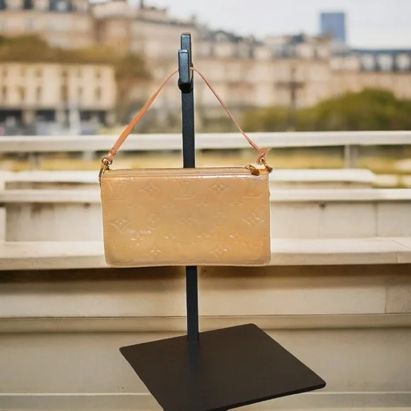 LOUIS VUITTON
Noisette Monogram Vernis Lexington Pochette Bag - Picture 1 of 10